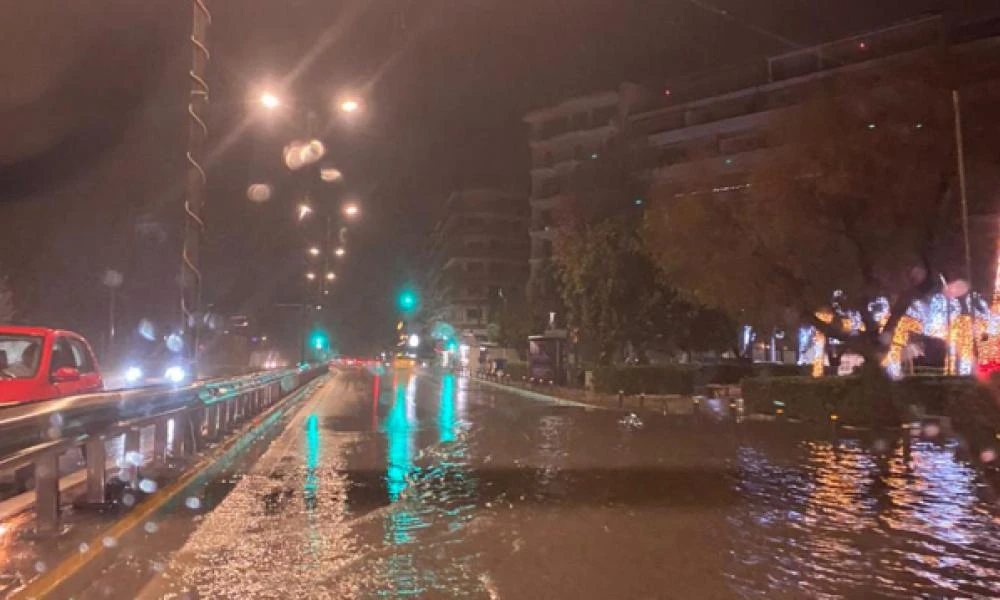 Πλημμύρησε λόγω βροχής ο Φλοίσβος- Κλειστές οι δύο λωρίδες στη Ποσειδώνος προς Πειραιά